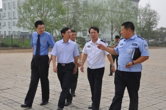 昌平区检察院检察长到区看守所慰问驻所武警并深入监区进行指导