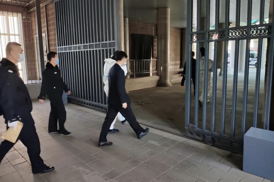 > 详细内容       特殊时期,东城院检察人员积极配合羁押场所,看守所