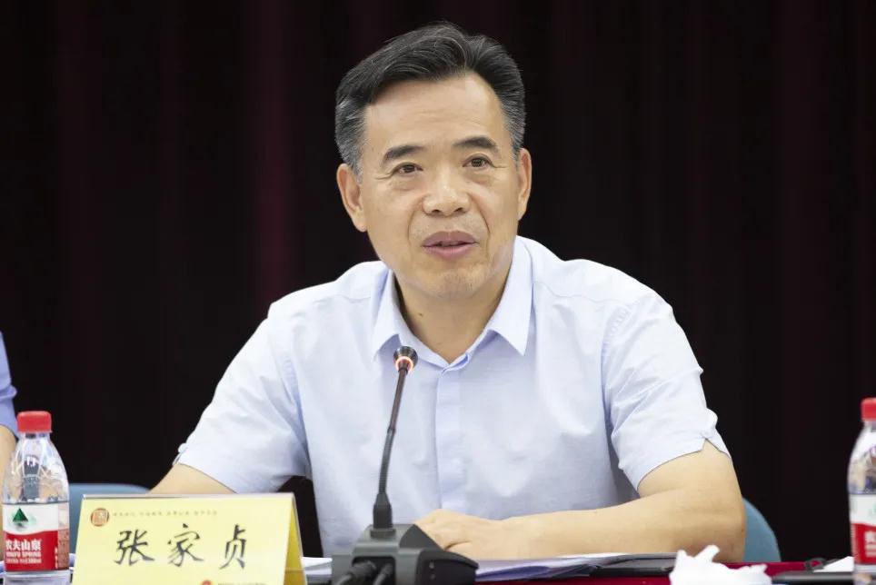 图为北京市检察院党组成员,副检察长张家贞出席会议并致辞